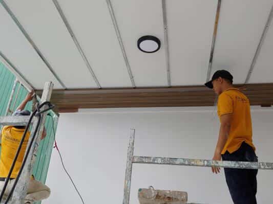 Thi công trần nhựa giả gỗ pvc và 27 mẫu trần nhựa giả gỗ đẹp nhất 2023 thi công trần nhựa