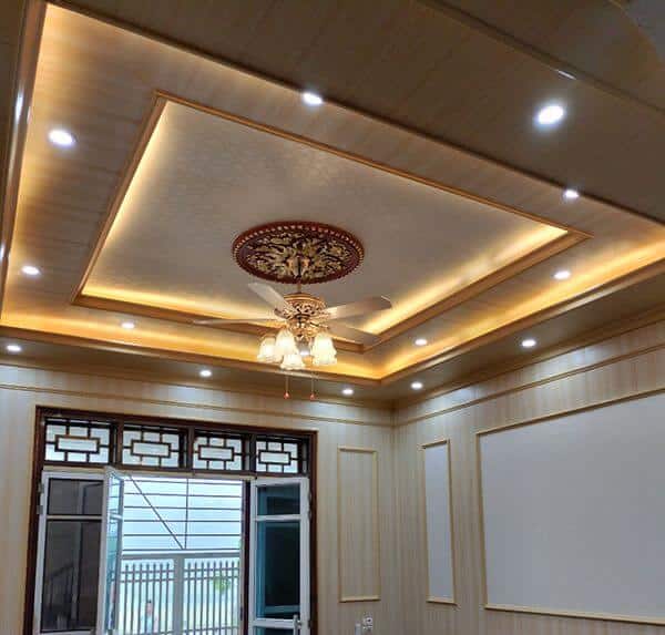 Thi công trần nhựa giả gỗ pvc và 27 mẫu trần nhựa giả gỗ đẹp nhất 2023 mẫu trần giật 2 cấp vân gỗ kết hợp vân hoa
