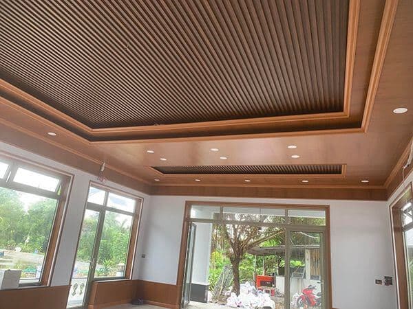 Thi công trần nhựa giả gỗ pvc và 27 mẫu trần nhựa giả gỗ đẹp nhất 2023 mẫu trần nhựa đẹp cho phòng dài và rộng
