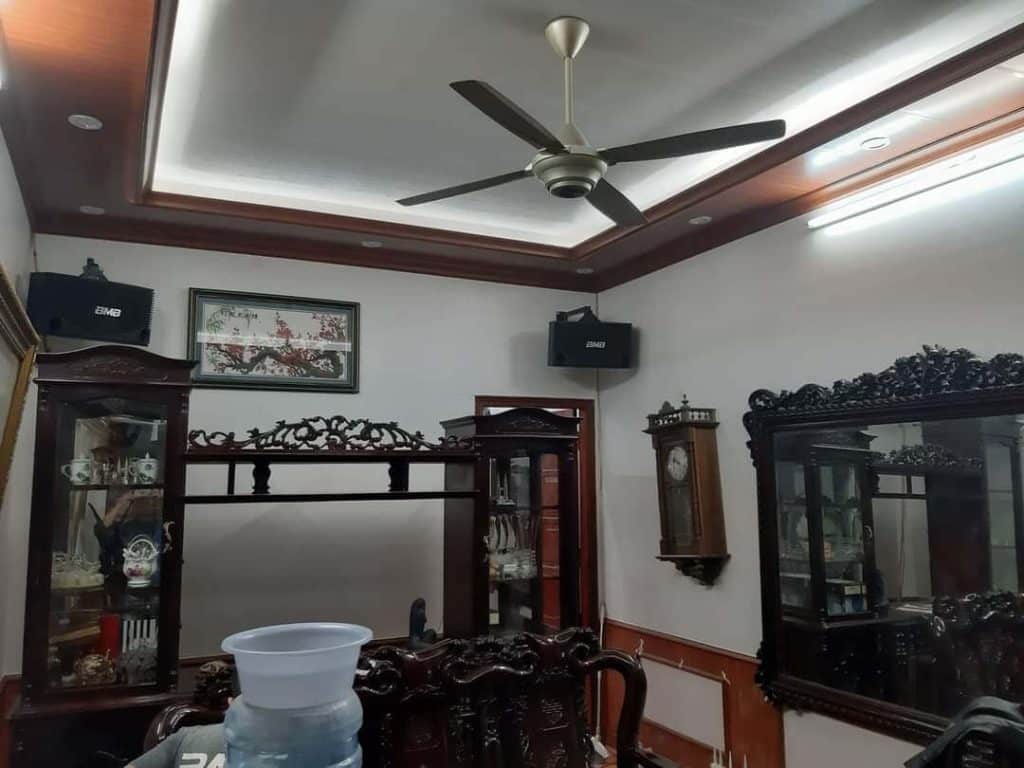 Thi công trần nhựa giả gỗ pvc và 27 mẫu trần nhựa giả gỗ đẹp nhất 2023 mẫu trần phòng khách đẹp đơn giản