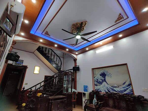 Thi công trần nhựa giả gỗ pvc và 27 mẫu trần nhựa giả gỗ đẹp nhất 2023 mẫu trần phòng khách đẹp hiện đại