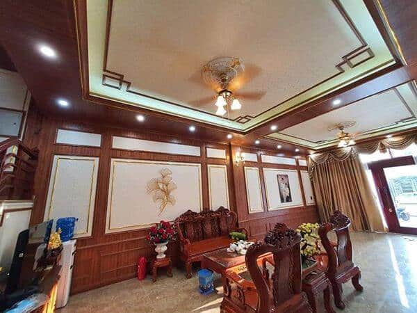 Thi công trần nhựa giả gỗ pvc và 27 mẫu trần nhựa giả gỗ đẹp nhất 2023 mẫu trần và tường nhà ống đẹp , sang trọng